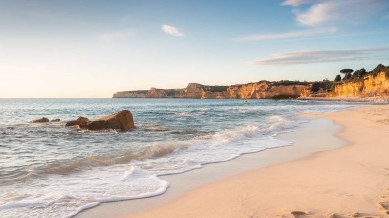 Die schönsten Strände der Algarve – paradiesische Küstenabschnitte entdecken